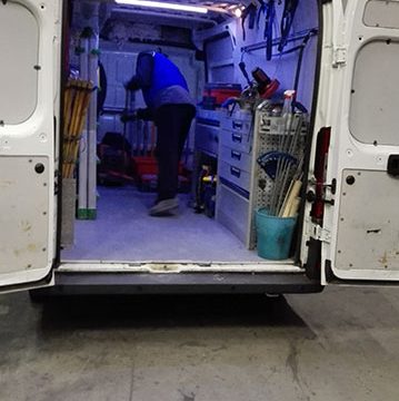 Preparazione dell'attrezzatura sul furgone